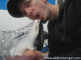 Sneaks- und Blasaction mit Prollboy Ronny (2) _skater boy leckt proll sneaks